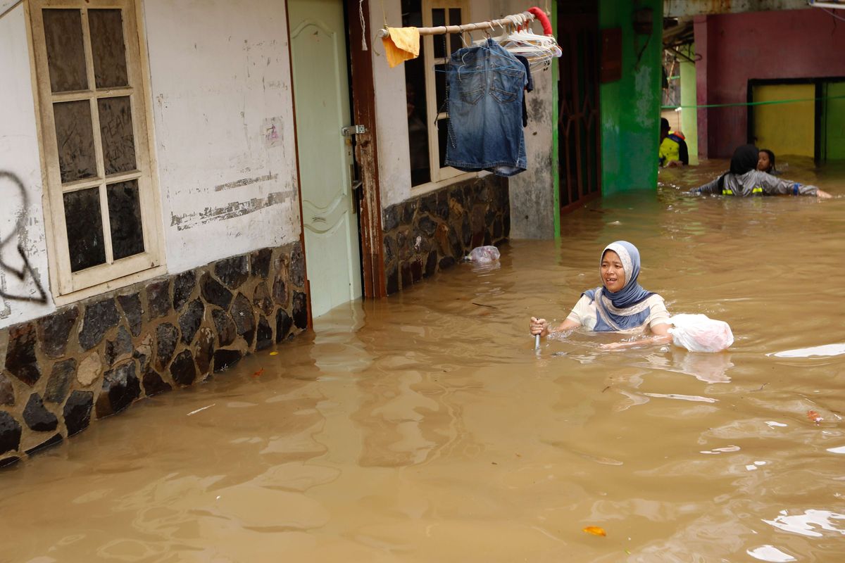 Banjir melanda pemukiman penduduk di kawasan Karet Tengsin, Jakarta Pusat, Selasa (25/2/2020). Hujan yang mengguyur Jabodetabek pada Senin (24/2/2020) malam hingga Selasa (25/2/2020) pagi membuat sejumlah wilayah kebanjiran.