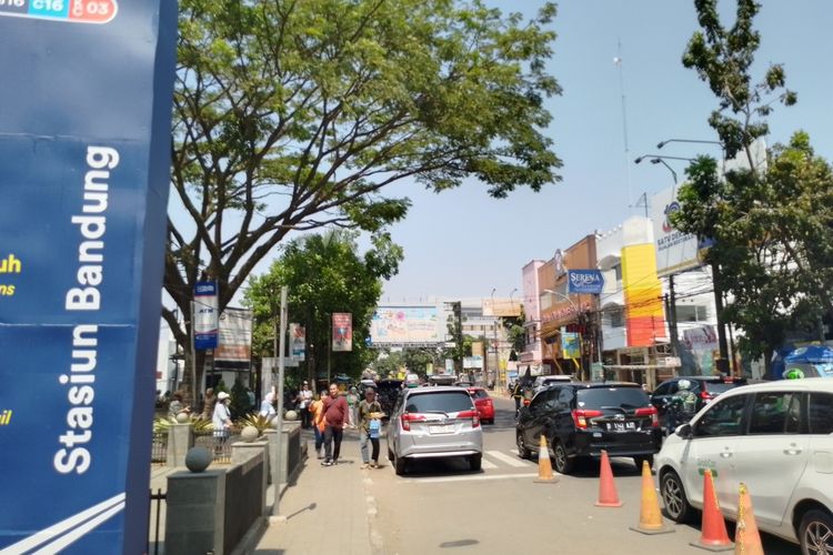 Situasi di area luar Stasiun Bandung, Jalan Kebon Kawung, Kota Bandung, Jawa Barat, Selasa (31/10/2023).
