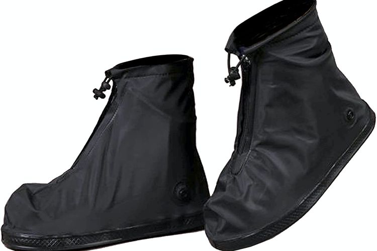 Selain membawa jas hujan pengendara motor mesti membawa rain coat shoes.