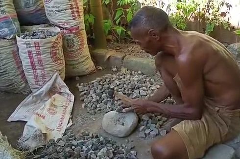 Kisah Kakek Abdon, Setiap Hari Memecah Batu Sungai untuk Dijual, Istrinya Menderita Sakit Lever