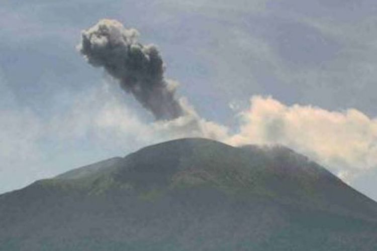 Foto: Gunung api Ile Lewotolok, Kabupaten Lembata, NTT meletus pada Jumat (17/6/2022).