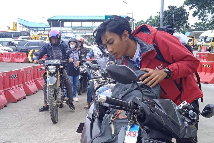 Rasyid (23) mahasiswa Itera yang mudik ke Bogor, Jumat (23/12/2022). Rasyid memilih berangkat siang hari untuk menghindari cuaca buruk.