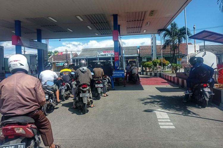 Stok Pertalite di SPBU Pertamina di Krenceng, Cilegon, Banten terpantau tersedia meski terdapat antrean panjang kendaraan roda dua yang ingin mengisi Pertalite, Senin (4/4/2022). 