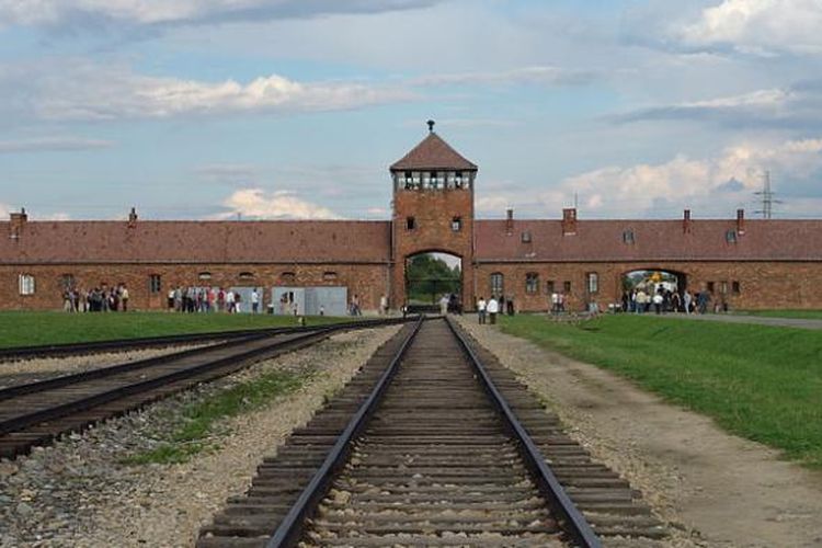 Bagian depan kamp konsentrasi Auschwitz, Polandia yang digunakan Nazi Jerman untuk memusnahkan bangsa Yahudi antara 1942-1944. Saat disidang di Nuerenberg, Komandan Kamp Auschwitz, Rudolf Hess mengatakan setidaknya tiga juta orang Yahudi tewas di kamp itu baik karena kelaparan atau dibunuh.