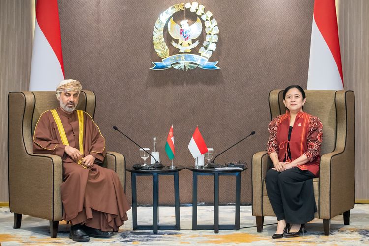 Ketua DPR RI Puan Maharani bersama Ketua Dewan Syura Kesultanan Oman Khalid Hilal Nasser Al Maawali melakukan pertemuan bilateral dalam Parliamentary Union of the OIC Member States (PUIC) di Jakarta, Selasa (12/5/2025).