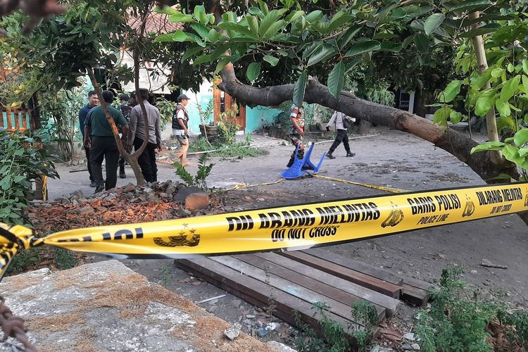 Garis polisi terpasang di lokasi koper mencurigakan yang diletakan orang tak dikenal di halaman rumah warga di di RT 06/RW 01 Patangpuluhan, Wirobrajan, Kota Yogyakarta. Polisi memastikan isi dalam koper mencurigakan tersebut tidak ada unsur bom.