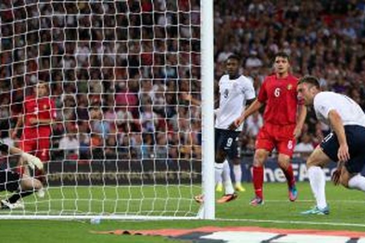 Penyerang Inggris Rickie Lambert (kanan) mencetak gol ke gawang Moldova, pada pertandingan kualifikasi Piala Dunia 2014, di Embley, Jumat (6/9/2013). 