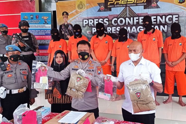 Kapolres Magetan AKBP Yakhob Silvana Delareskha menunjukan barang hasil aksi penipuan komplotan yang menyamar sebagai petugas covid 19. Dengan modus memberi hadiah kompor gas, komplotan penipu berhasil mengelabuhi 3 warga Magetan.