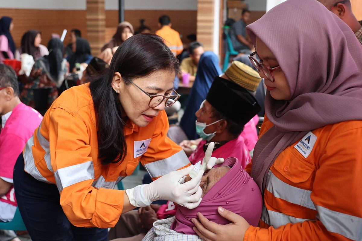 Senior Manager Community PT Agincourt Resources Christine Pepah meneteskan obat tetes mata kepada pasien Operasi Katarak Gratis Tambang Emas Martabe 2023 di RS Mata Pematang Siantar, Sabtu (21/10/2023).