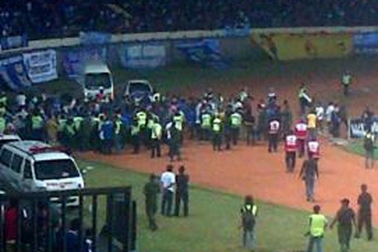 Sesama suporter Persib terlibat kerusuhan saat menonton laga Persib-Juara Australia di stadion Si Jalak Harupat, Kabupaten Bandung, Selasa (24/9/2013).