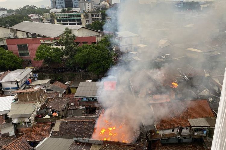 Situasi rumah-rumah yang terdampak kebakaran di kawasan Braga, Kota Bandung, Jawa Barat, Jumat (2/2/2024). 
