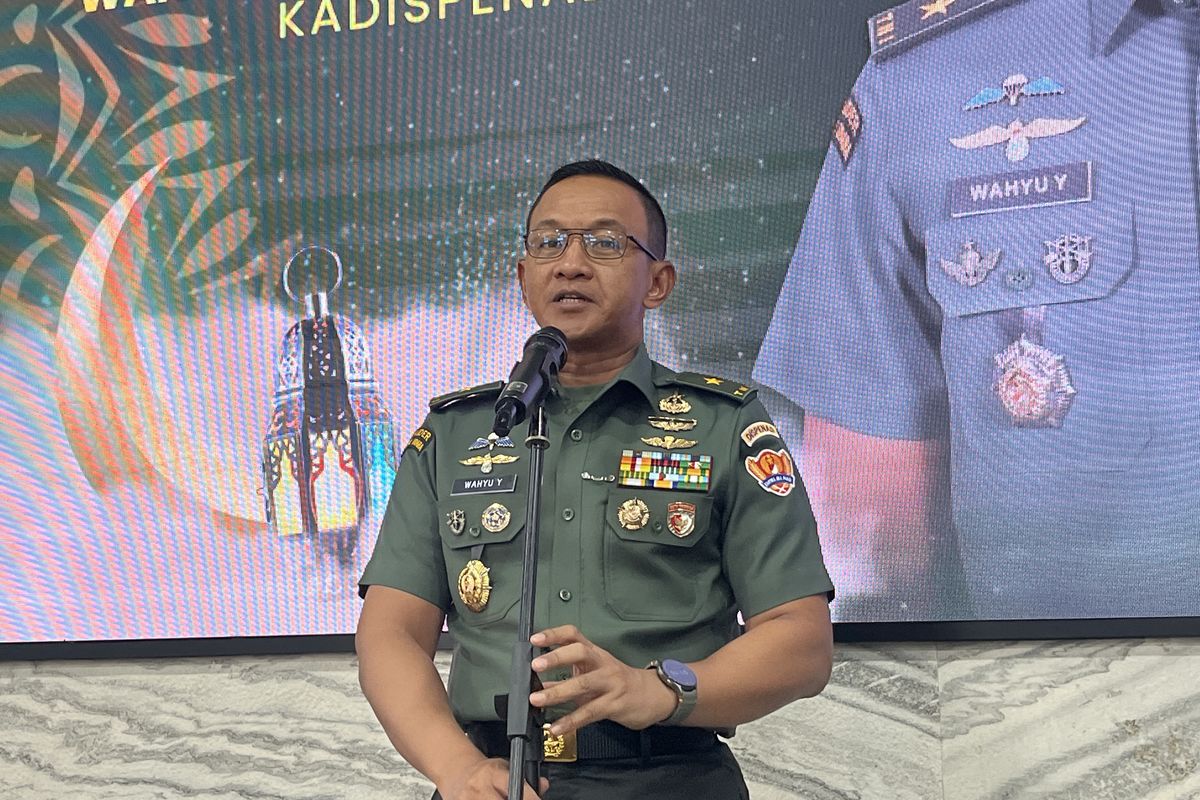 Kepala Dinas Penerangan TNI Angkatan Darat (Kadispenad) Brigadir Jenderal TNI Wahyu Yudhayana saat bertemu wartawan di Auditorium Mabes TNI AD, Rabu (16/4/2025).