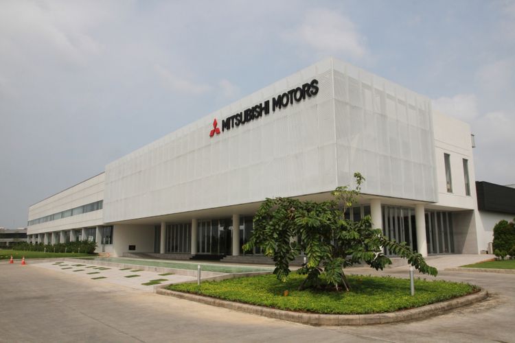Pabrik Mitsubishi Motors Krama Yudha Indonesia (MMKI) yang terletak di kawasan industry GIIC Deltamas, Bekasi, Jawa Barat.