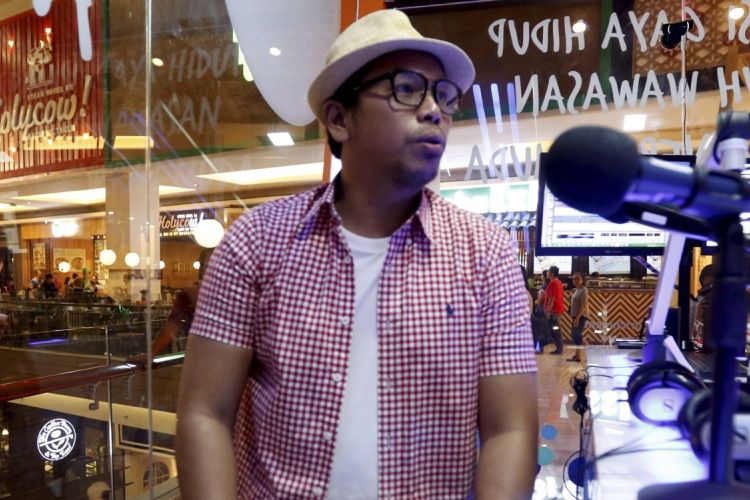 Penyanyi Sammy Simorangkir saat acara Dagienkz Vena in Motion Selebrasi 17-an di Mall Kota Kasablanka, Jakarta Selatan, Kamis (17/8/2017). Selain penyanyi Sammy Simorangkir, Nadya Fatira dan Sandy Canester turut memeriahkan acara tersebut.