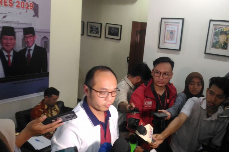 Direktur Eksekutif Charta Politika Yunarto Wijaya saat memaparkan survei terbaru di kantornya, Kebayoran Baru, Jakarta Selatan, Rabu (16/1/2019)