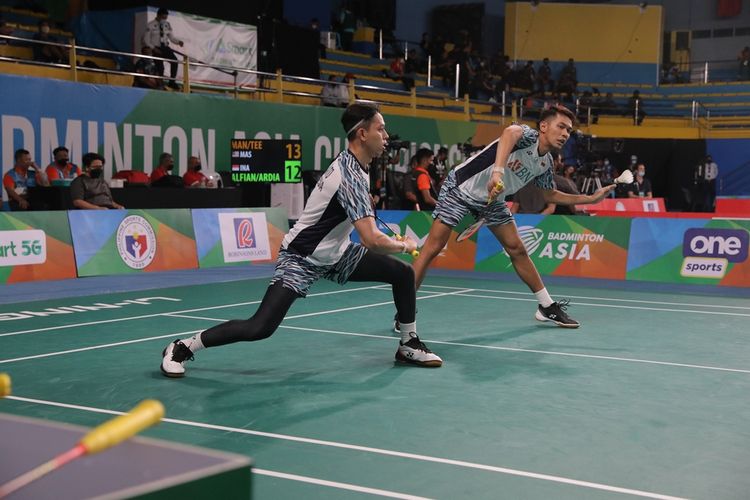 Aksi ganda putra Indonesia, Fajar Alfian/Muhammad Rian Ardianto, ketika menghadapi Man Wei Chong/Kai Wun Tee (Malaysia) pada perempat final Badminton Asia Championship 2022, Jumat (29/4/2022).