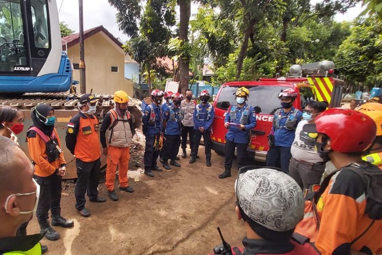 Tim SAR gabungan melanjutkan pencarian bocah yang diduga hanyut ke Kali Mampang, Pela Mampang, Mampang Prapatan, Jakarta pada Senin (2/11/2020) pagi.