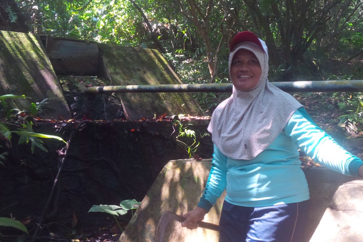 Sri Hartini menunjukkan sebuah sumber mata air di tengah Hutan Adat Wonosadi