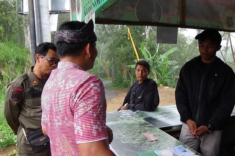 Petugas Satpol PP dan Dinas Pariwisata Buleleng mendatangi pos masuk Air Terjun Sekumpul di Desa Lemukih, Kecamatan Sawan, Kabupaten Buleleng Provinsi Bali (16/11/2023). Pos tersebut ditutup usai dikeluhkan wisatawan karena mematok harga hingga ratusan ribu.