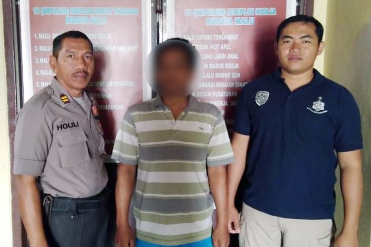 SU (45) seorang guru silat di Tulang Bawang Barat ditahan di Mapolres Tulang Bawang. SU ditangkap dengan tuduhan mencabuli lima orang muridnya. (Foto: Humas Polres Tulang Bawang)