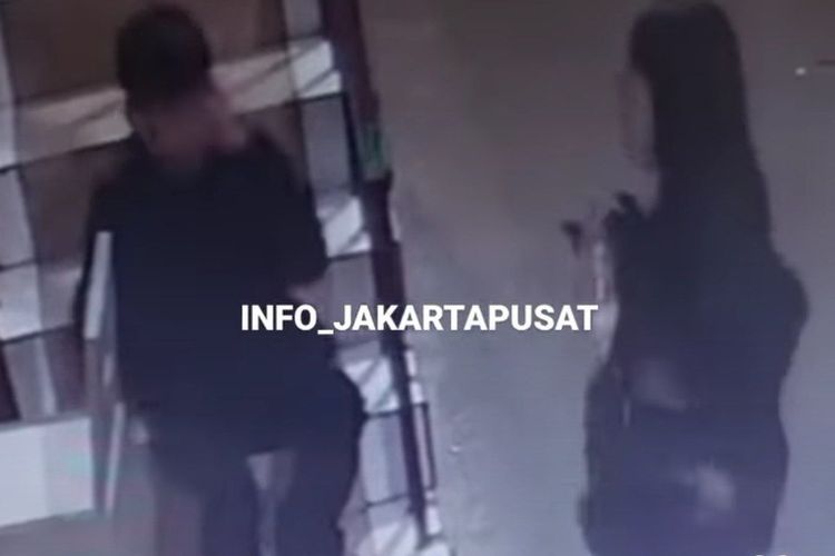 Tangkapan layar CCTV dari unggahan video di @info_jakartapusat.