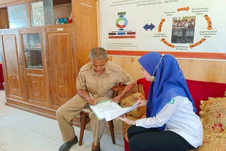 Amir (56), salah satu ASN yang berdomisili di Gunung Sejuk, Kecamatan Sampolawa Kabupaten Buton Selatan, Sulawesi Tenggara, saat mengakses layana BPJS Keliling yang diberikan oleh tim BPJS Kesehatan Cabang Baubau.