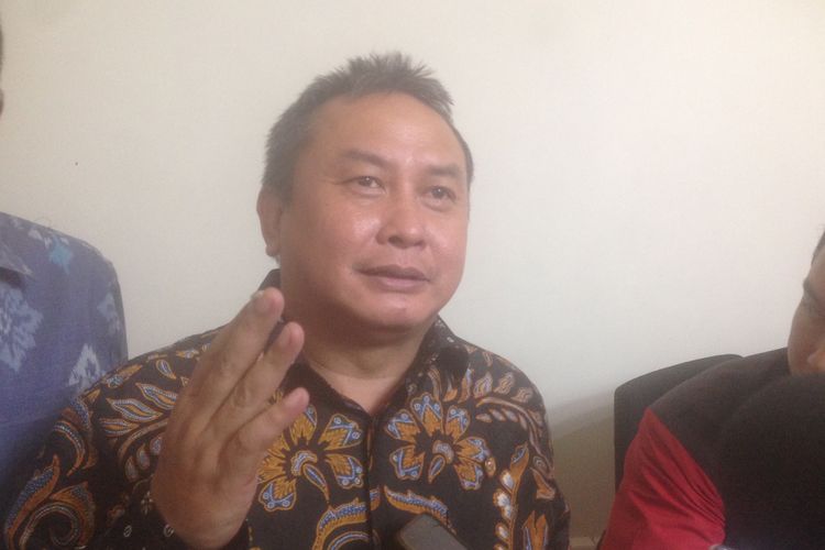 Kepala Eksekutif Pengawas Pasar Modal OJK, Hoesen, kepada wartawan di Kantor OJK Regional Jateng-DIY di Semarang, Kamis (14/3/2019). 