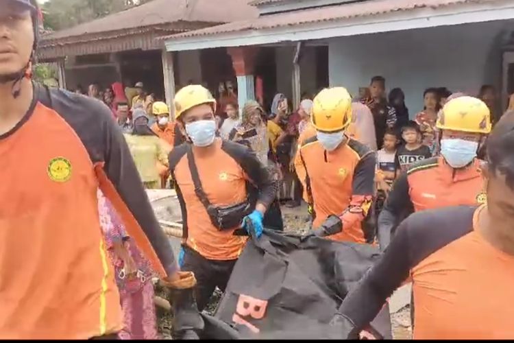 Tim gabungan menemukan satu korban meninggal dunia akibat bencana banjir dan longsor di Sutera, Pesisir Selatan, Jumat (15/3/2024)