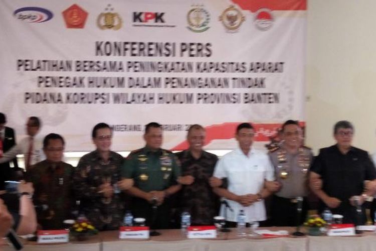 Panglima TNI Jenderal TNI Gatot Nurmantyo bersama Ketua KPK Agus Raharjo, Menkopolhukam Wiranto, Wakapolri Komjen Pol Syafruddin, dan Jampidsus Kejagung Agung Arminsyah dalam acara pelatihan bersama Aparat Penegak Hukum (Apgakum) di Hotel Santika Premiere Bintaro, Tangerang Selatan, Senin (27/2/2017).