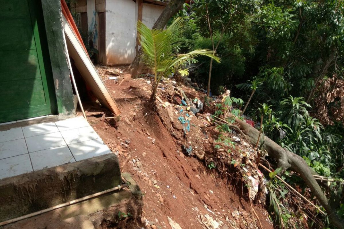 Rumah nyaris longsor di Jalan H Saikin RT 15/8, Pondok Pinang, Kebayoran Lama, Jakarta Selatan, Senin (20/11/2017).