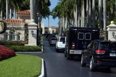 Di Florida, Konvoi Mobil Donald Trump Dilempari Batu