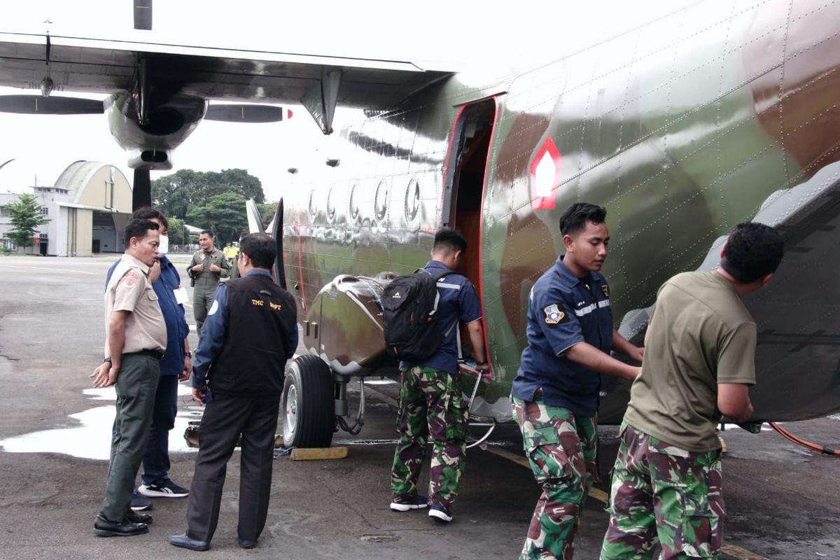 Kepala BPBD DKI Jakarta Isnawa Adji berkoordinasi dengan pihak Wings Udara 1 Skuadron 2 TNI AU, Badan Riset dan Inovasi Nasional (BRIN), dan Badan Nasional Penanggulangan Bencana (BNPB), terkait rencana pelaksanaan modifikasi cuaca di langit Jakarta di Halim Perdana Kusuma, Selasa (27/12/2022).