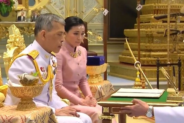  Raja Thailand Vajiralongkorn (kiri) Thailand menikah secara sah dengan Suthida Vajiralongkorn na Ayudhya di Bangkok, Thailand, Kamis (2/5/2019). (AFP/Pool TV Thailand)