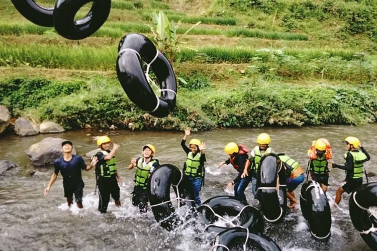 Bermain air di Sungai Ciwulan dengan river tubing di Desa Wisata Sindangkasih (Dok Desa Wisata Sindamgkasih)