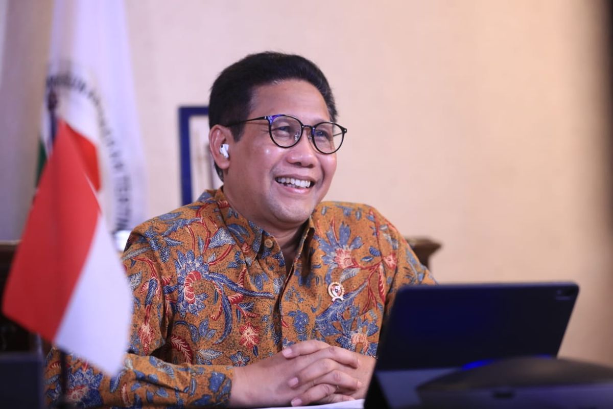 Menteri Desa, Pembangunan Daerah Tertinggal dan Transmigrasi (Mendesa PDTT) Abdul Halim Iskandar atau Gus Menteri menegaskan akan memberi sanksi kepada para kepala desa (kades) yang tidak memaksimalkan penggunaan dana desa.