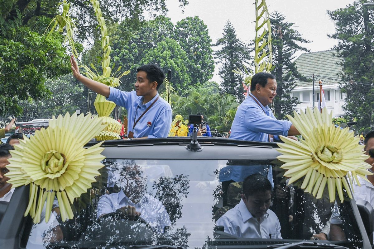 Bacapres Prabowo Subianto (kanan) dan bacawapres Gibran Rakabuming Raka (kiri) menyapa relawan saat menuju Gedung KPU untuk pendaftaran capres dan cawapres di Jakarta, Rabu (25/10/2023). Pasangan bakal capres Prabowo Subianto dan bakal cawapres Gibran Rakabuming Raka yang diusung Koalisi Indonesia Maju tersebut mendaftarkan diri sebagai peserta dalam Pemilihan Presiden (Pilpres) 2024. ANTARA FOTO/Galih Pradipta