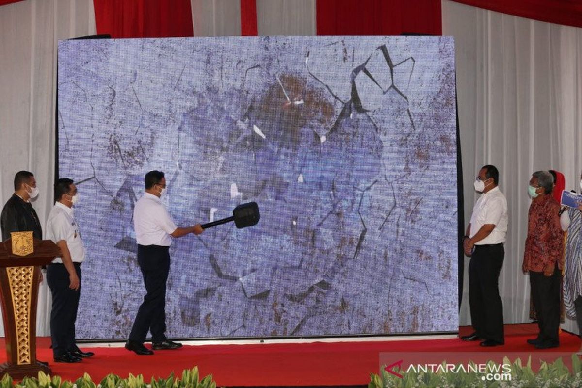 Gubernur DKI Jakarta Anies Baswedan (tengah) dan Wakil Gubernur DKI Jakarta Ahmad Riza Patria (kedua dari kiri) saat meresmikan pembangunan kawasan Blok VI Pasar Senen di Jakarta Pusat, Rabu (10/3/2021). 