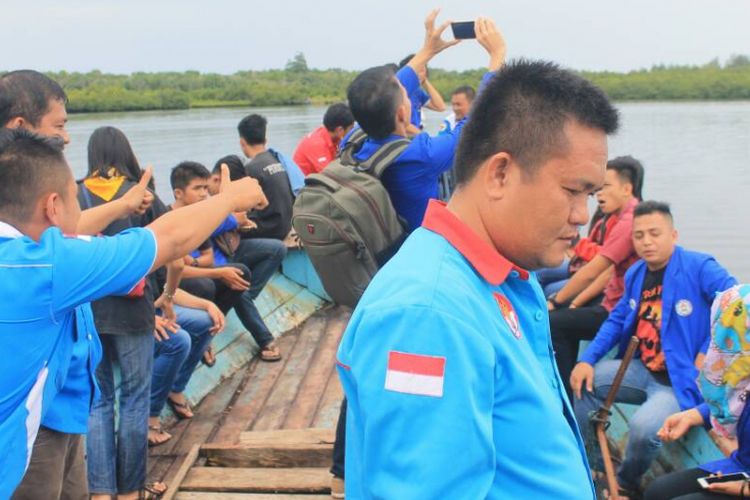 Sembari menikmati indahnya Luaha Talu, para pengunjung tak lupa berswafoto di Muara Indah yang berada di Desa Afia, Kecamatan Gunungsitoli Utara, Kota Gunungsitoli, Sumatera Utara.  