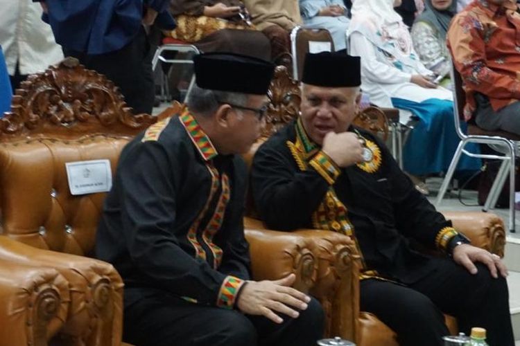 Bupati Aceh Tengah, Shabela Abubakar, sedang berbincang dengan Plt Gubernur Aceh, Nova Iriansyah, dalam kegiatan pembukaan Seminar Tata Kelola Pemerintahan, di Gedung Olah Seni (GOS) Takengon, Jumat, (30/11/2018) 