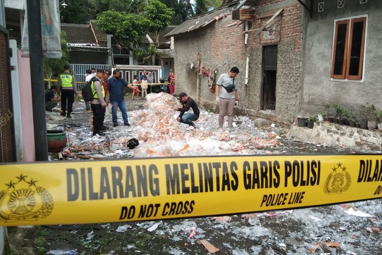 Polisi sedang mengamankan barang bukti balon udara yang meledak di perumahan Pesona Kota Mungkid, Mertoyudan, Magelang, Jumat (12/4/2024).