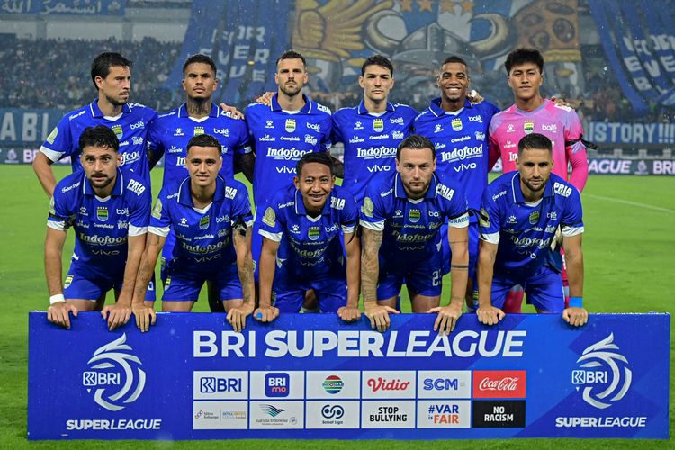 Starting Persib Bandung dengan debutan kiper 19 tahun Fitrah Maulana saat menghadapi Borneo FC Samarinda pada laga tunda pekan keempat Super League 2025-2026, Jumat (5/12/2025) di Gelora Bandung Lautan Api (GBLA). 