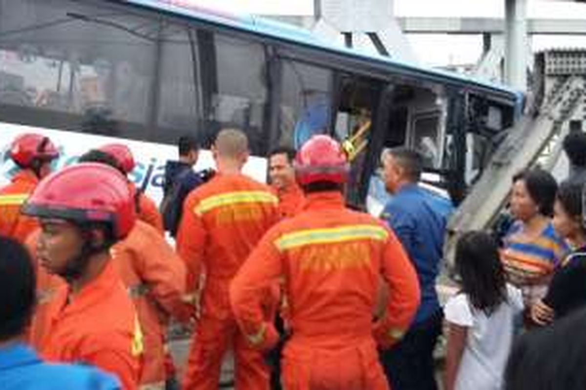 Evakuasi Bus Transjakarta yang tabrakan dengan Kereta Senja Utama Solo di pelintasan Gunung Sahari, Jakarta, Kamis (19/5/2016).