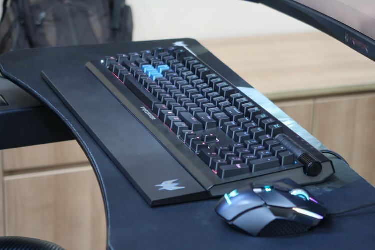 Ilustrasi Keyboard dan Mouse Acer