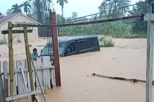 Banjir Terjang Padang, Warga Terjebak, Mobil Terendam, dan Kayu Gelondongan Hanyut