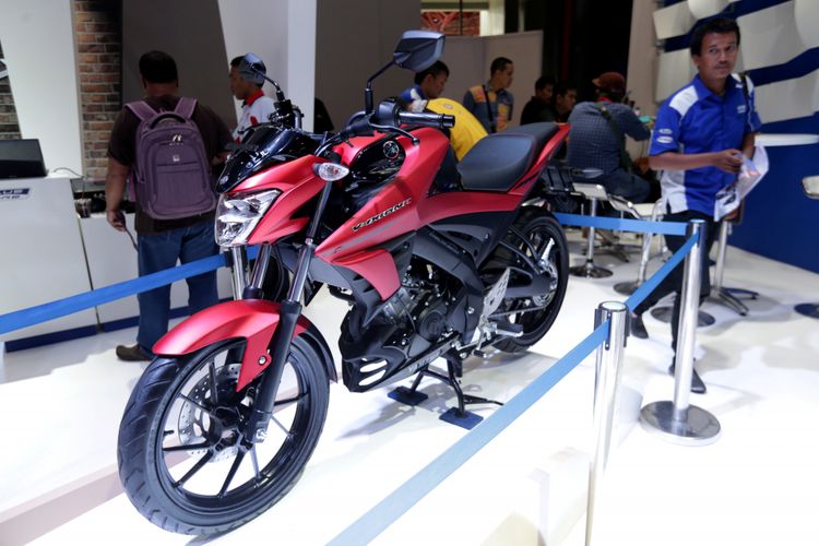 Generasi terbaru Yamaha V-Ixion R dipamerkan pada ajang Indonesia International Motor Show (IIMS) 2017 di JI Expo, Kemayoran, Jakarta, Jumat (28/4/2017). Sepeda motor sport terlaris Yamaha ini kini tampil lebih slick, terasa semakin modern.