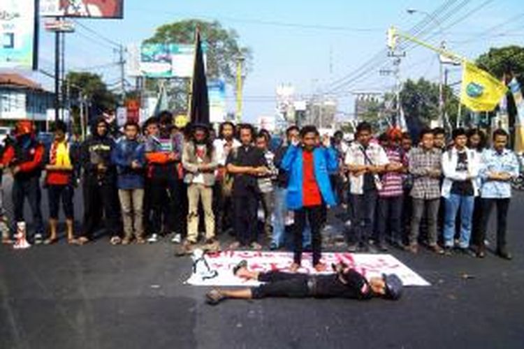 Puluhan mahasiswa saat melakukan sholat Gaib untuk Salim Kancil