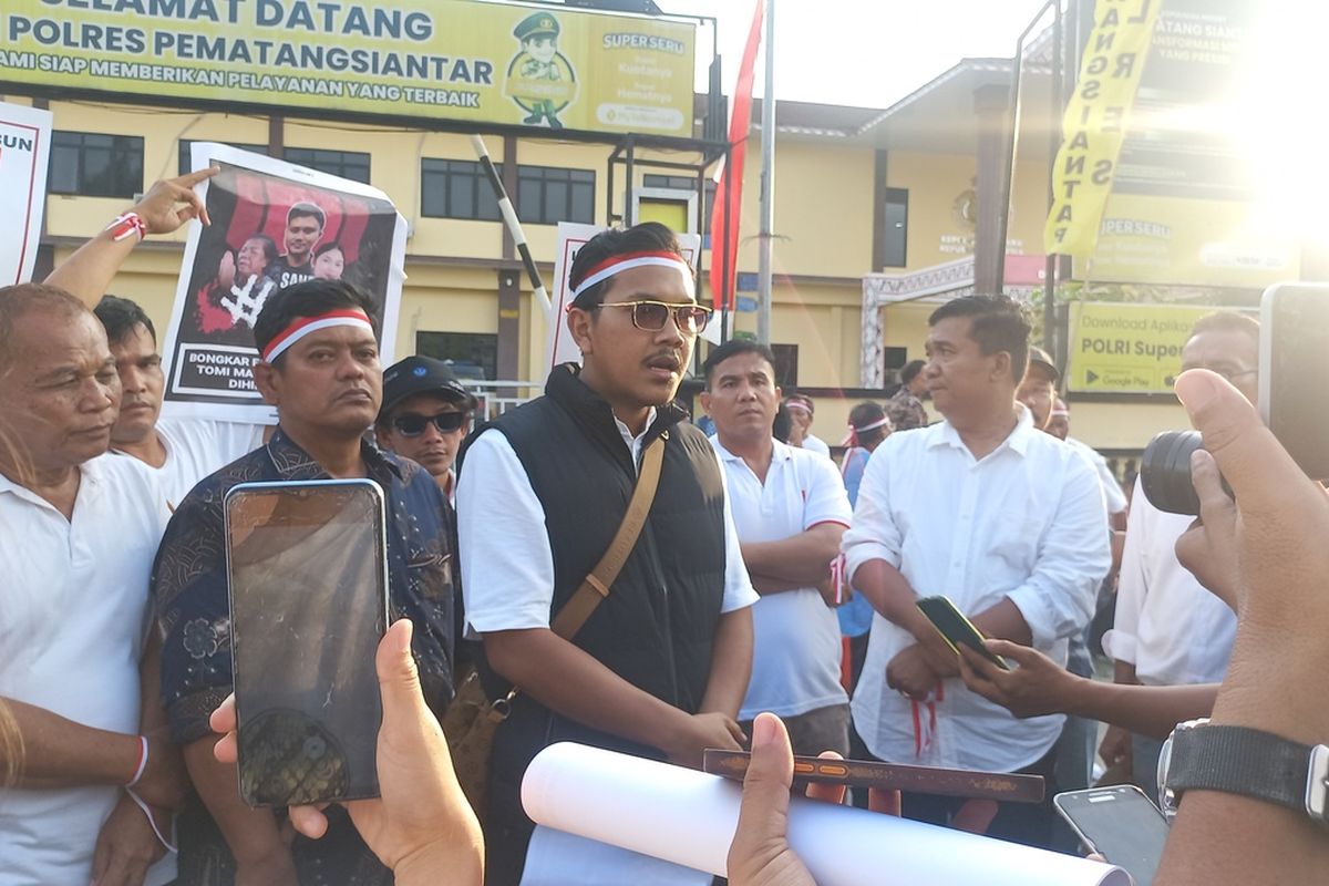 Foto: Monterry Marbun berunjuk rasa menyampaikan aspirasi atas kasus yang menimpa Iptu Tomi Samuel Marbun di Mako Polres Pematangsian?ar, Sumatera Utara, Senin (23/6/2025).