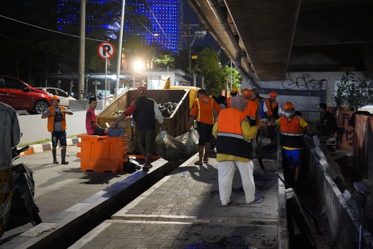 Penjelasan DLH soal Sampah dan Botol Miras di Flyover Pettarani Makassar