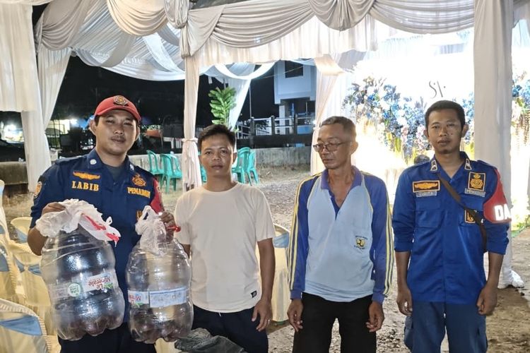 2 Ular Kobra Muncul Bikin Panik Warga Saat Masak Jelang Pesta Pernikahan di Indramayu