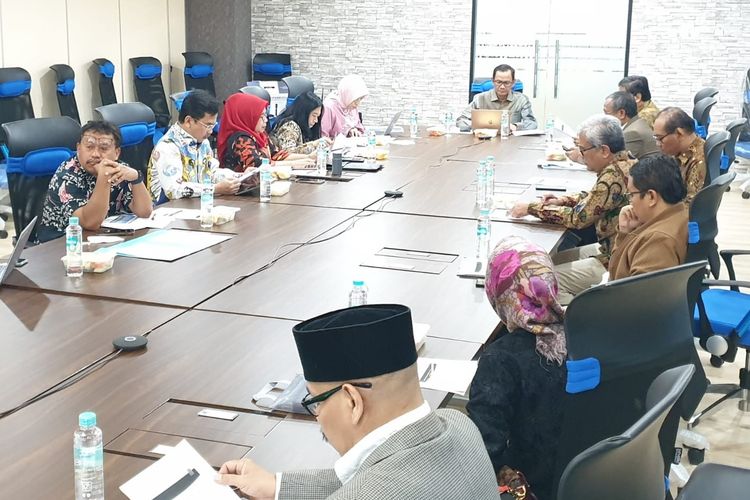 Rapat koordinasi Universitas Sebelas Maret (UNS) dan Kemendikbud Ristek terkait dengan perkembangan kelembagaan UNS di Lantai 3 Gedung D Kemendikbud Ristek, Senin (9/10/2023).